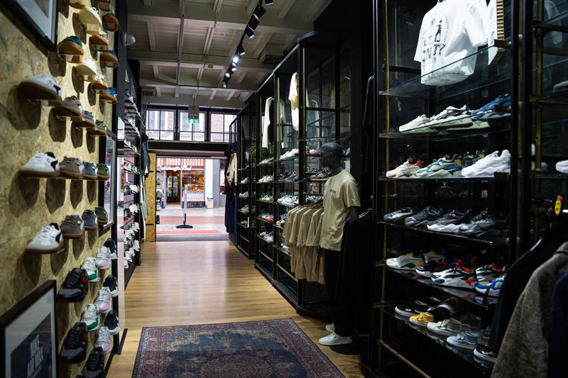 Sneakerwand en vitrines in de winkel in Den Bosch